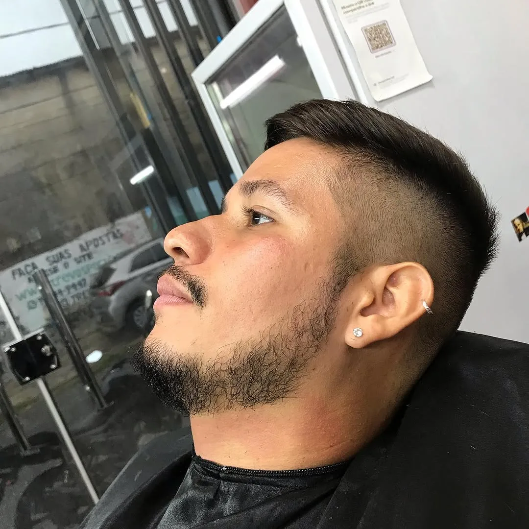 Detalhe de barba alinhada na barbearia