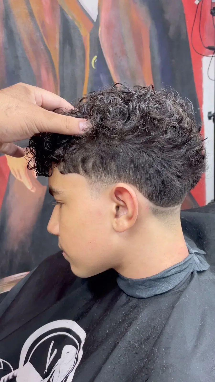 Corte cacheado feito na Al Capone